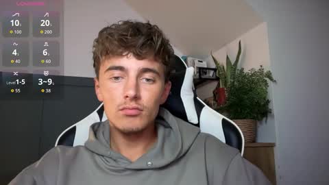 Snapshot of luciancrowe chatting on September 11, 9:36 pm Lucian online show from September 11, 9:36 pm