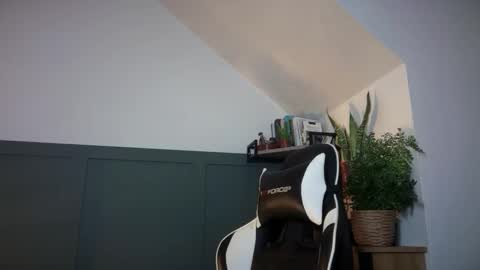 Snapshot of luciancrowe chatting on September 9, 10:08 pm Lucian online show from September 9, 10:08 pm