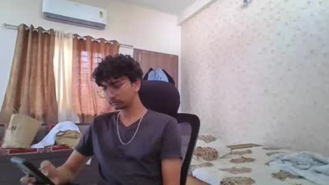 Snapshot of maskboyz2004 chatting on October 21, 5:21 am Mask Boy online show from October 21, 5:21 am