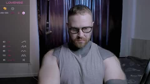 Snapshot of master_oil chatting on February 17, 9:24 am Huge Alex online show from February 17, 9:24 am