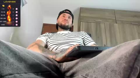 Snapshot of master_steven_01 chatting on October 27, 12:24 am steven  online show from October 27, 12:24 am