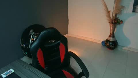 mattias     online show from December 9, 9:33 pm