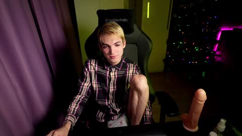 Snapshot of mattyaiden chatting on December 3, 1:10 pm Matty  Aiden online show from December 3, 1:10 pm