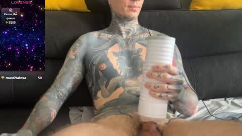 Snapshot of max_reaves chatting on October 19, 6:49 am    online show from October 19, 6:49 am