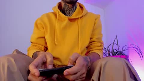 Max online show from November 19, 12:38 pm