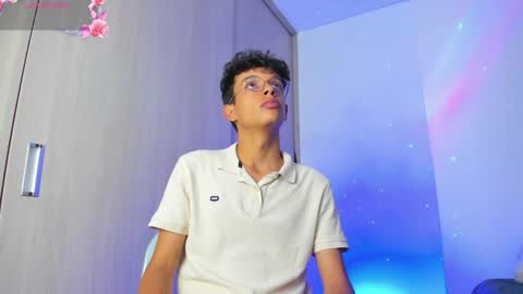 Max  online show from April 7, 2:22 am