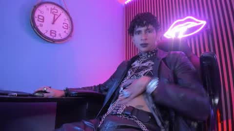 MAXIMO online show from February 19, 5:37 am