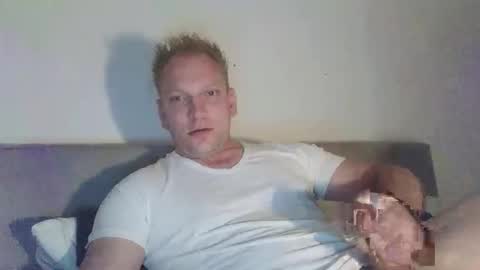 Snapshot of mickkxl chatting on October 27, 12:07 pm mickkxl online show from October 27, 12:07 pm