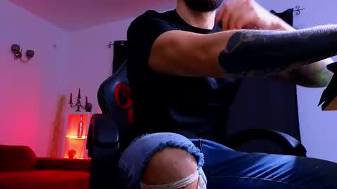 MightyAaron online show from November 3, 4:05 am