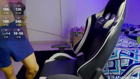 Mike Pineapple online show from April 2, 3:48 am