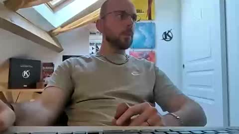 Snapshot of mikmik91 chatting on March 6, 3:02 pm mikmik91 online show from March 6, 3:02 pm