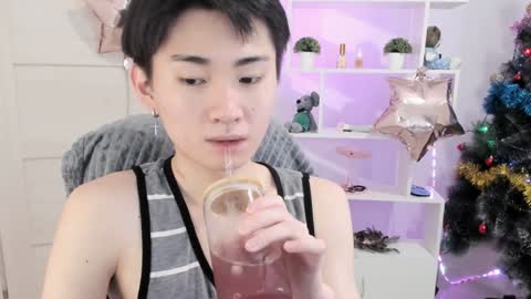 Snapshot of miram_yoo chatting on December 24, 12:22 am              online show from December 24, 12:22 am