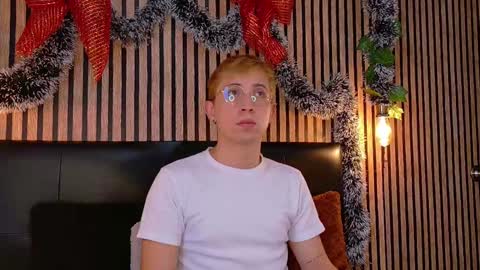 Snapshot of naughty__chris chatting on December 18, 12:40 pm Christopher  Chris online show from December 18, 12:40 pm