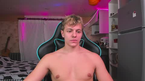 Snapshot of naughty_nik43 chatting on December 10, 3:01 pm Nik online show from December 10, 3:01 pm