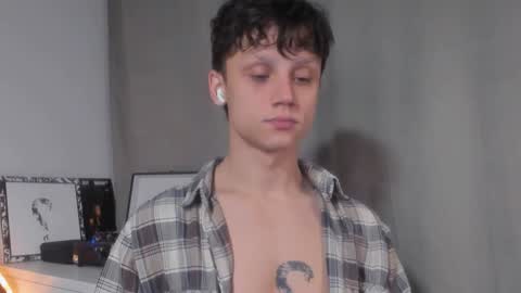 Snapshot of nicky_neal chatting on December 6, 1:40 am Nicky Neal online show from December 6, 1:40 am