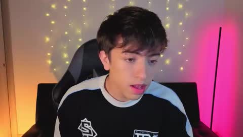 Nicolas online show from December 4, 8:05 pm