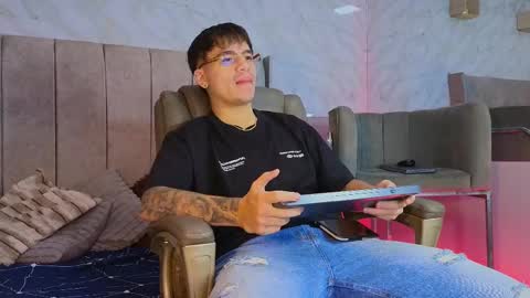 Snapshot of noah_coleman__ chatting on February 9, 10:21 pm NOAH  online show from February 9, 10:21 pm