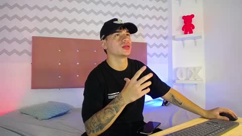 Snapshot of noah_coleman__ chatting on January 7, 2:54 am NOAH  online show from January 7, 2:54 am
