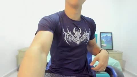 noah_flynn1 online show from April 6, 8:04 am