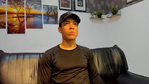 noah_flynn1 online show from February 11, 12:43 pm