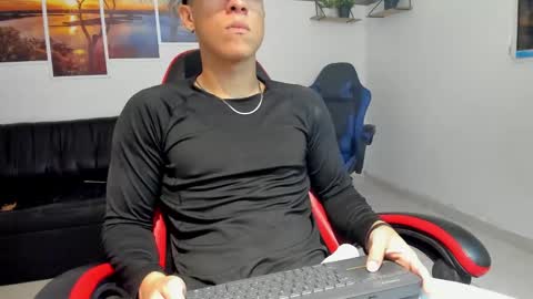 noah_flynn1 online show from February 18, 9:29 am