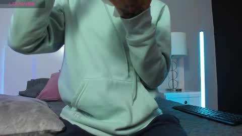 Snapshot of noah_ricci_ chatting on December 8, 11:57 am    online show from December 8, 11:57 am