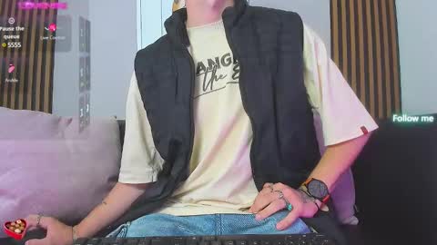 Snapshot of noah_ricci_ chatting on February 4, 12:00 pm    online show from February 4, 12:00 pm