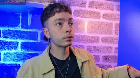 Snapshot of noah_ricci_ chatting on September 18, 12:29 pm    online show from September 18, 12:29 pm