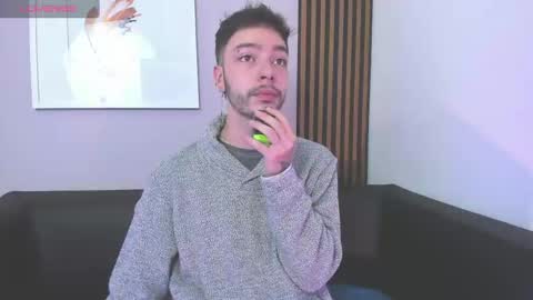Snapshot of noah_ricci_ chatting on December 6, 12:05 pm    online show from December 6, 12:05 pm