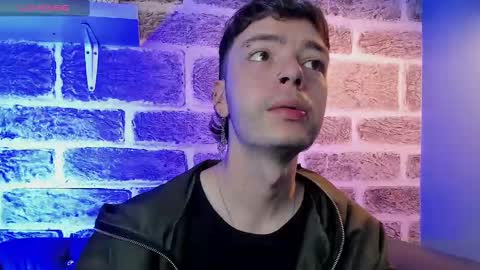 Snapshot of noah_ricci_ chatting on September 19, 12:38 pm    online show from September 19, 12:38 pm