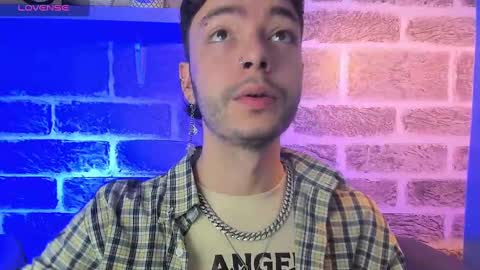 Snapshot of noah_ricci_ chatting on September 25, 12:37 pm    online show from September 25, 12:37 pm