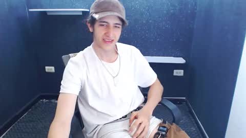 noah_sokolov online show from December 3, 8:04 pm