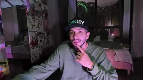 noah_walker18 online show from January 6, 10:58 pm