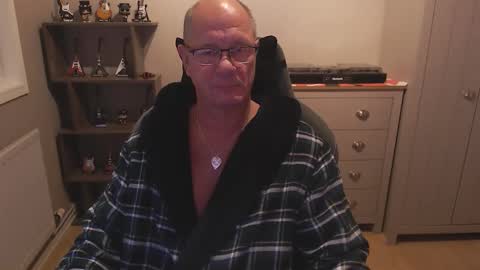 oldveteranuk online show from September 12, 4:56 am