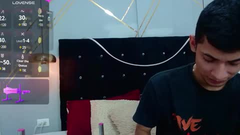 Snapshot of oliver_king_sex chatting on December 28, 6:08 pm Oliver  Smith online show from December 28, 6:08 pm