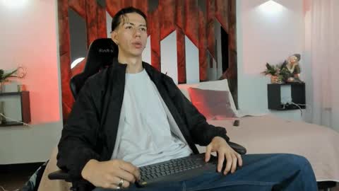 Snapshot of oliverthompson_01 chatting on September 10, 3:05 am oliverthompson_01 online show from September 10, 3:05 am