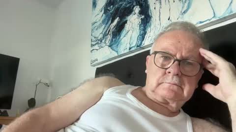 ozhairybearxxxx online show from December 6, 1:07 am