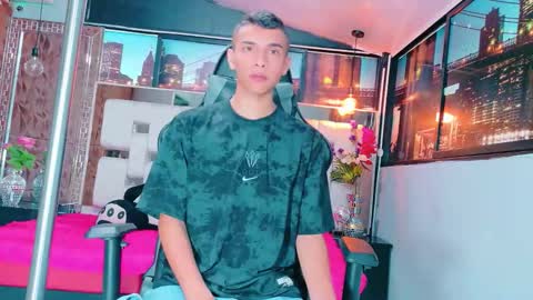 Snapshot of patrick_naughty1 chatting on October 25, 1:35 pm Feliphe online show from October 25, 1:35 pm