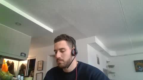 Snapshot of peterskinny24 chatting on December 6, 3:00 pm         ttps VF8L9ABFMref wl share online show from December 6, 3:00 pm