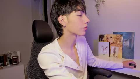 Phil.   INDEPENDENT MODEL online show from March 31, 4:25 am