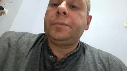 Snapshot of pixel53 chatting on January 3, 9:36 pm Gkay53 online show from January 3, 9:36 pm