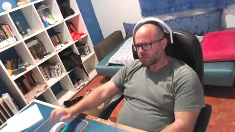 ravingr3d3 online show from May 31, 9:27 pm