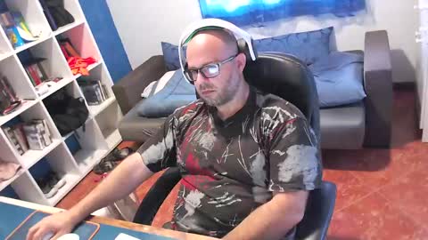 ravingr3d3 online show from May 27, 8:33 am