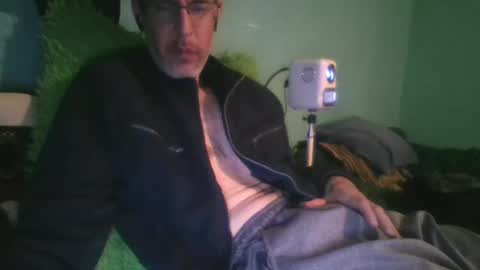 reyes_albert2006 online show from December 26, 7:03 am