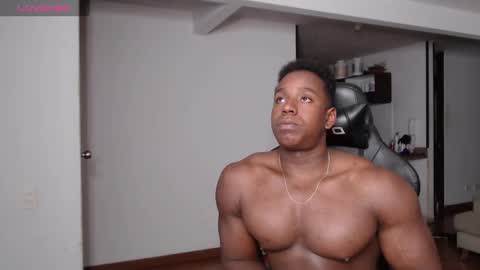 Snapshot of rogger_physique chatting on February 3, 5:18 am Rogger online show from February 3, 5:18 am