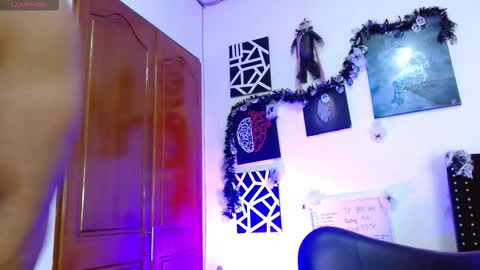 Snapshot of romanpearce_ chatting on October 24, 10:33 pm Roman online show from October 24, 10:33 pm
