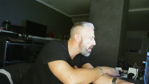 Snapshot of ruffi77 chatting on December 31, 6:13 pm Chico que rico Caliente online show from December 31, 6:13 pm