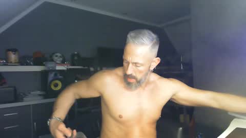 Snapshot of ruffi77 chatting on February 22, 11:43 pm Chico que rico Caliente online show from February 22, 11:43 pm