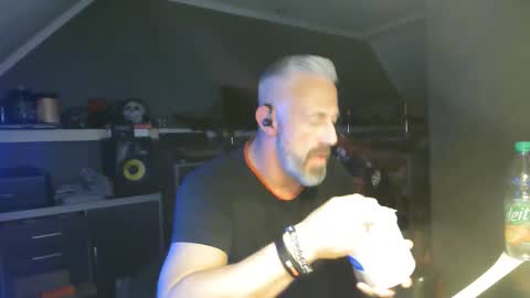 Snapshot of ruffi77 chatting on October 16, 11:35 pm Chico que rico Caliente online show from October 16, 11:35 pm