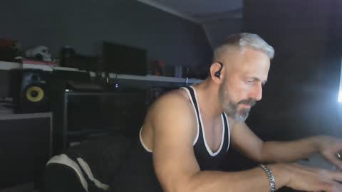 Snapshot of ruffi77 chatting on January 18, 2:44 pm Chico que rico Caliente online show from January 18, 2:44 pm